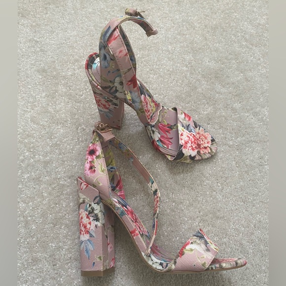 Beautiful set of flower sandals and purse - Picture 4 of 7